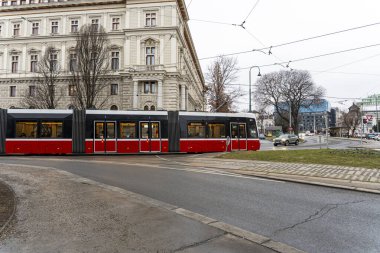 Viyana - 21 Şubat 2026: Tarihi mimari ve çağdaş binaların şehir taşımacılığı teması için ideal olduğu şehir merkezinde modern bir tramvay dönüyor.