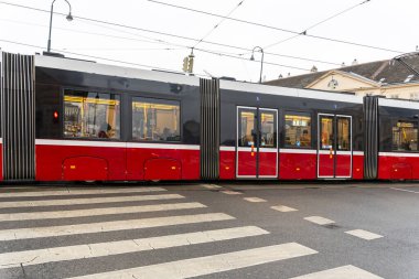 Viyana - 21 Şubat 2026: Yoğun bir caddeden geçen modern bir tramvay şehir ulaşımını ve günlük banliyö hayatını gözler önüne seriyor.