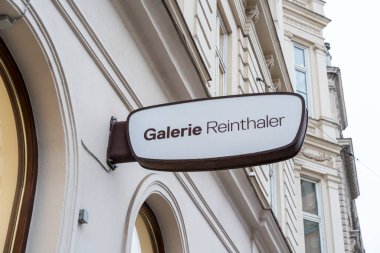Viyana - 21 Şubat 2026: Galerie Reinthaler 'in imzası Viyana' daki kentsel mimarinin ve sanat sahnesinin özünü yansıtan tarihi bir binada sergilendi.