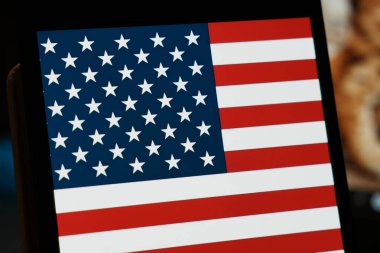 Varşova Polonya - 12 Mart 2026: ABD bayrağının mavi arka planda ABD değerleri ve mirasını sembolize eden kırmızı ve beyaz çizgili yakın çekimi.