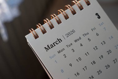 Haftanın günlerini vurgulayan Mart 2026 tarihli bir takvim sayfasının ayrıntılı yakın çekimi ve planlamacılar veya zaman yönetimi temaları için uygun bir minimalist tasarım.