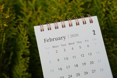 Şubat 2026 tarihli bir takvim, yemyeşil bir arka planda yer almaktadır. Bu resim gelecek olaylar için zaman yönetimi organizasyonunu ve planlamasını temsil etmektedir..