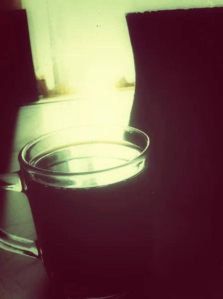 Retro siyah Kola içecek veya içki ile cam tarz. — Stok fotoğraf