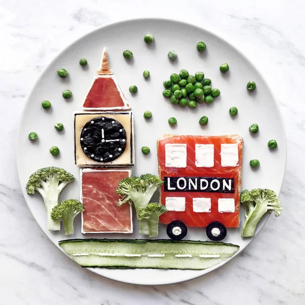 Londra, somon, brokoli ve sebzeli sandviçler, Londra 'nın şirin çizimleri, çift katlı, bulut, yağmur damlaları, saat, büyük Ben, yemek sanatı. Sanat. Çocuklar için, yemek, yaratıcı, beyaz arka plan.