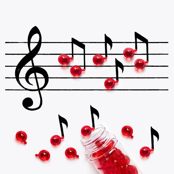 Kırmızı vitaminler, beyaz arka plan, notlar, melodi, yaratıcı resim, müzik, üst görünüm, haplar, ilaç, sağlık.
