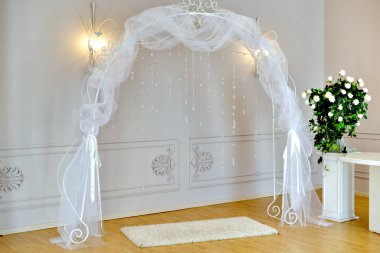 Güzel kapalı bir düğün için beyaz kemer. 