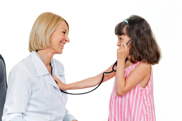 Ragazza ascolta stetoscopio medico — Foto Stock