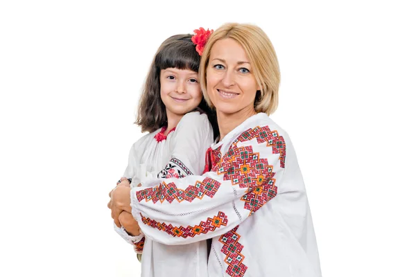 Mãe e filha no traje nacional ucraniano — Fotografia de Stock