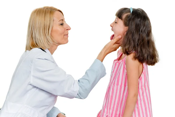 Doktor boğaz kız görünüyor