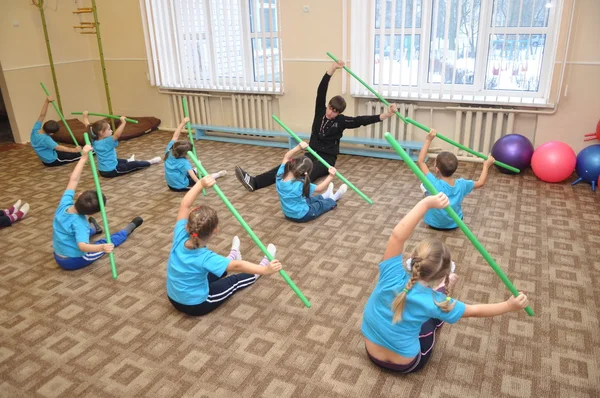 Sportunterricht im Kindergarten Stockbild