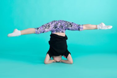 sevimli genç kız jimnastikçi