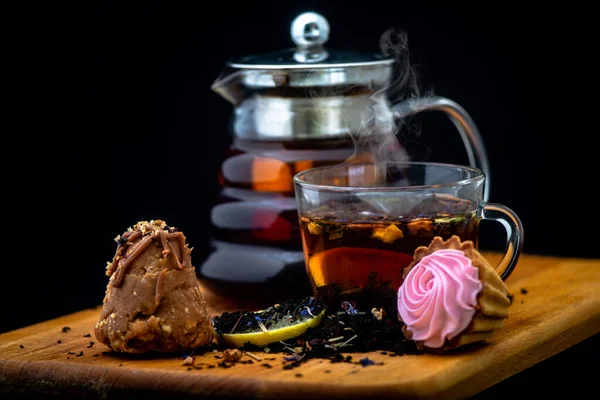 Fotoğrafta limonlu çay resmi var.