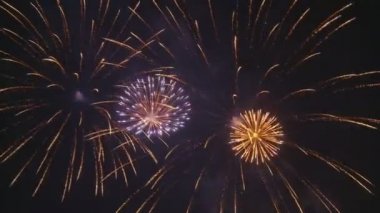 karanlık gökyüzü üzerinde harika havai fişek