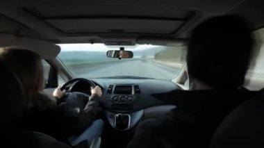 Farklı hava durumlarında araba sürme zamanı.