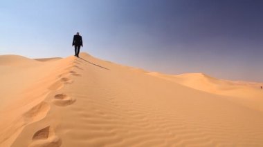 Dune içinde tırmanma işadamı
