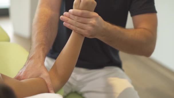 Fisioterapia da articulação cubital — Vídeo de Stock