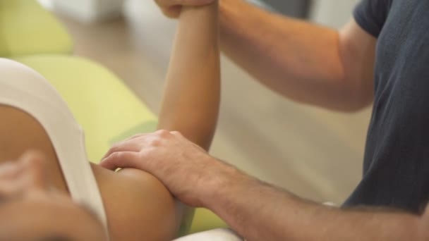 Fisioterapia da articulação do cotovelo — Vídeo de Stock