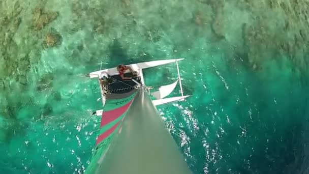 Catamaran zeilen in lagune — Stockvideo