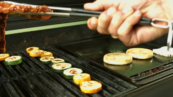 Dettaglio mettendo spareribs sulla griglia barbecue — Video Stock