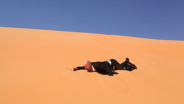 Empresário desesperado no deserto — Vídeo de Stock