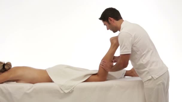 Mujer consiguiendo masaje de pierna — Vídeo de stock