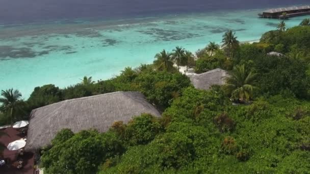 Volando sobre la isla tropical resort — Vídeo de stock