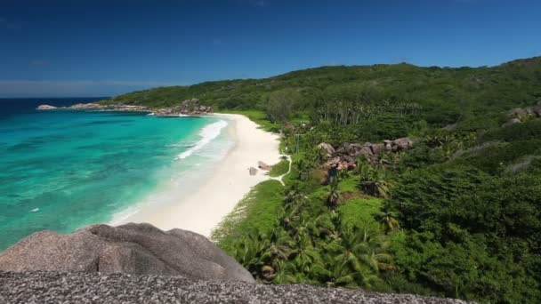 Океан торкається піщаного пляжу тропічного острова — стокове відео