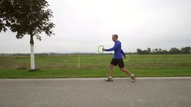 Lección de fitness con smoveys al aire libre en cámara lenta — Vídeo de stock