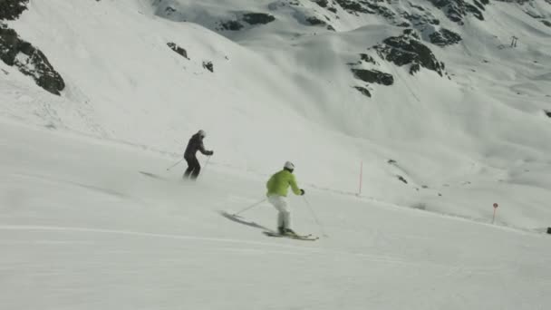 Zwei Skifahrer auf leerem Hang