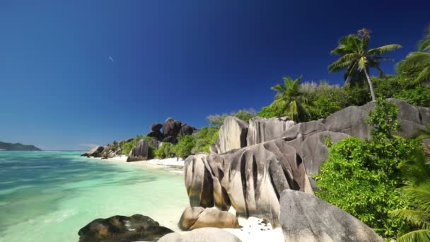 Sandy beach with huge granite rocks — Stock Video