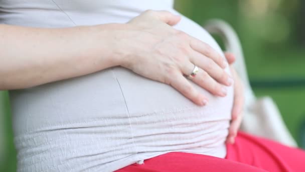 Frau berührt schwangeren Bauch — Stockvideo