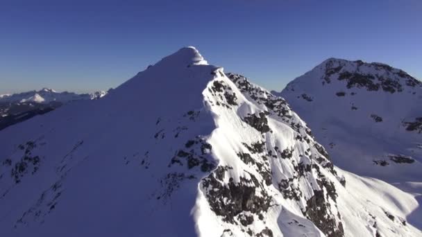 Montagnes couvertes de neige rocheuse aérienne — Video