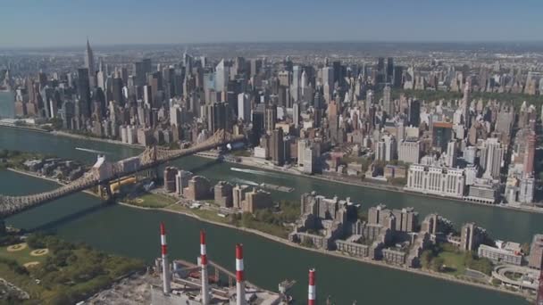 Flug über manhattan Wolkenkratzer — Stockvideo