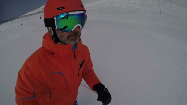 Esquiador com câmera capacete — Vídeo de Stock