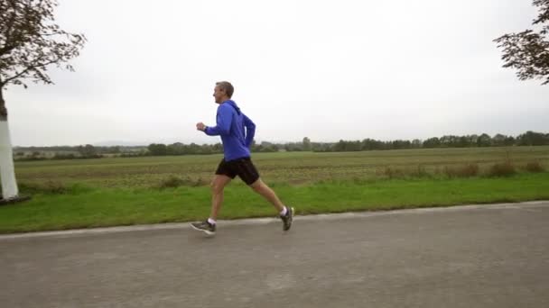 Treinamento de corrida de longa distância câmera lenta — Vídeo de Stock