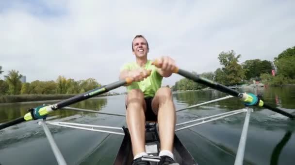 Профессиональные гребцы в одной лодке — стоковое видео