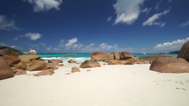 Praia de areia e pedras de granito — Vídeo de Stock