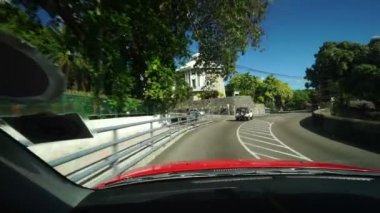 Şehirde sokakta araba sürüş