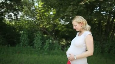 yürüyüş bekliyor anne