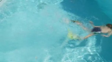 şnorkel yüzgeçleri ile çocuk