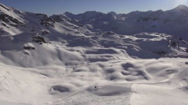 Havadan görünümü kar kaplı dağlar ve kayak bölgesi