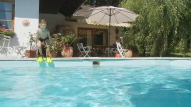 Çocuk yüzgeçleri ile atlama 