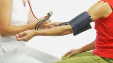 Kan basıncına bakıyorum.