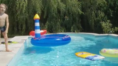 Çocuk havuza atlama  