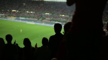 Futbol stadyumunda oyuncular destekleyecek clapp eller fanlar