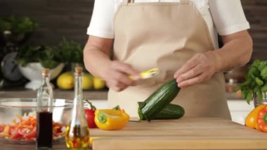 soyma ve kesme salatalık