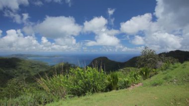 nubes sobre la montaña tropical