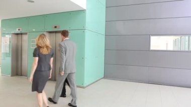  iş insanları alarak Asansör