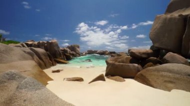 Granit kayalar arasındaki plaj