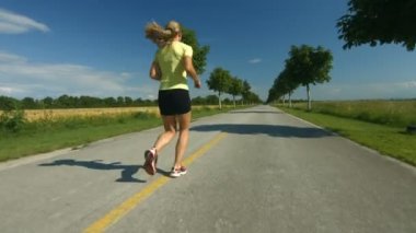 kadın yolda baharda koşu